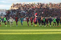 lol全球总决赛-足球赛场上演精彩大战，观众目不转睛