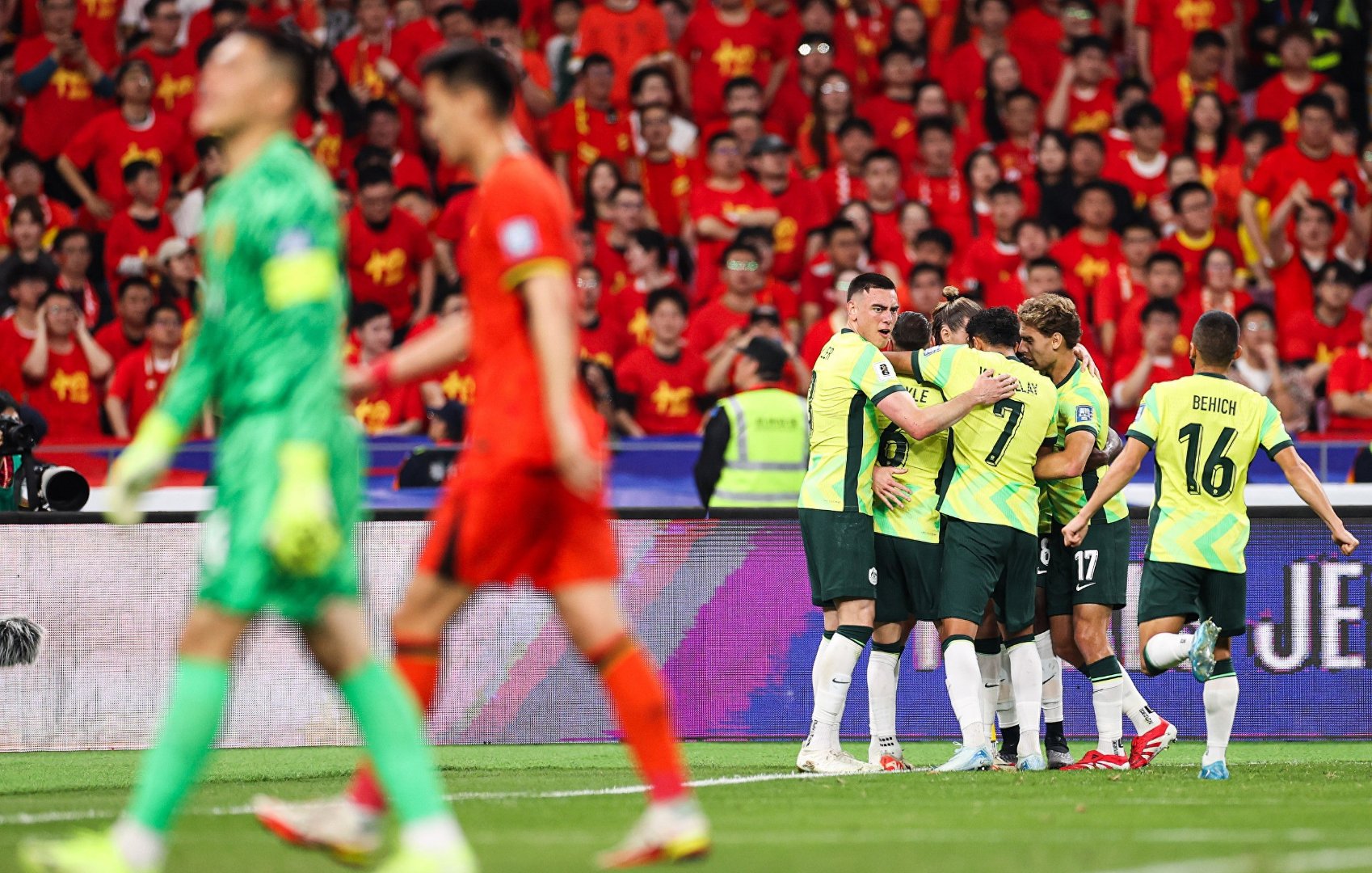 足球赛场上演精彩大战，观众目不转睛