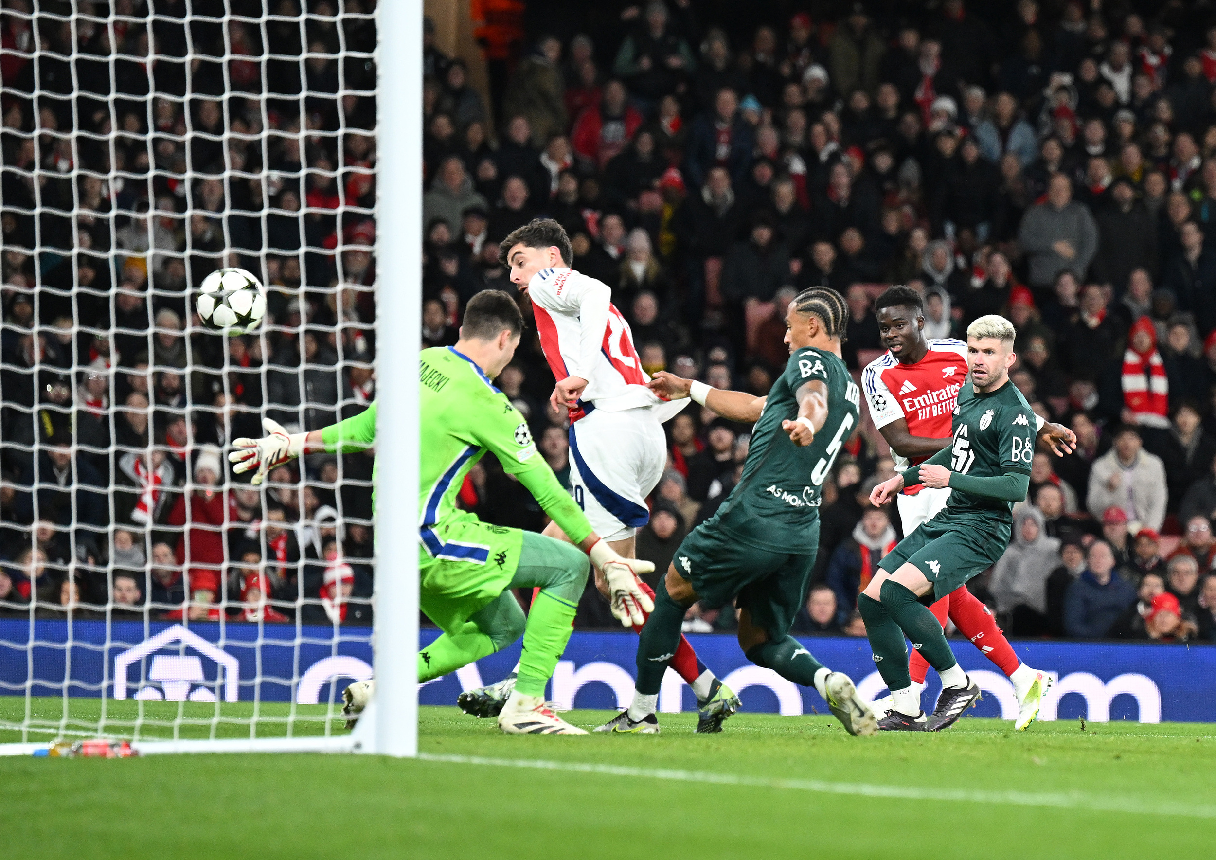 欧冠比赛现场热闹非凡，球迷热情呐喊