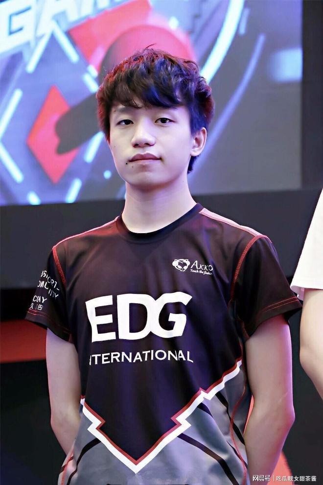 包含克里夫兰骑士碾压瓦伦西亚，戴资颖线上压制力十足峡谷大战成都决赛之夜，成为赛场最大亮点的词条